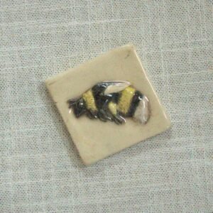 Bumble bee 2-inch ceramic accent tile